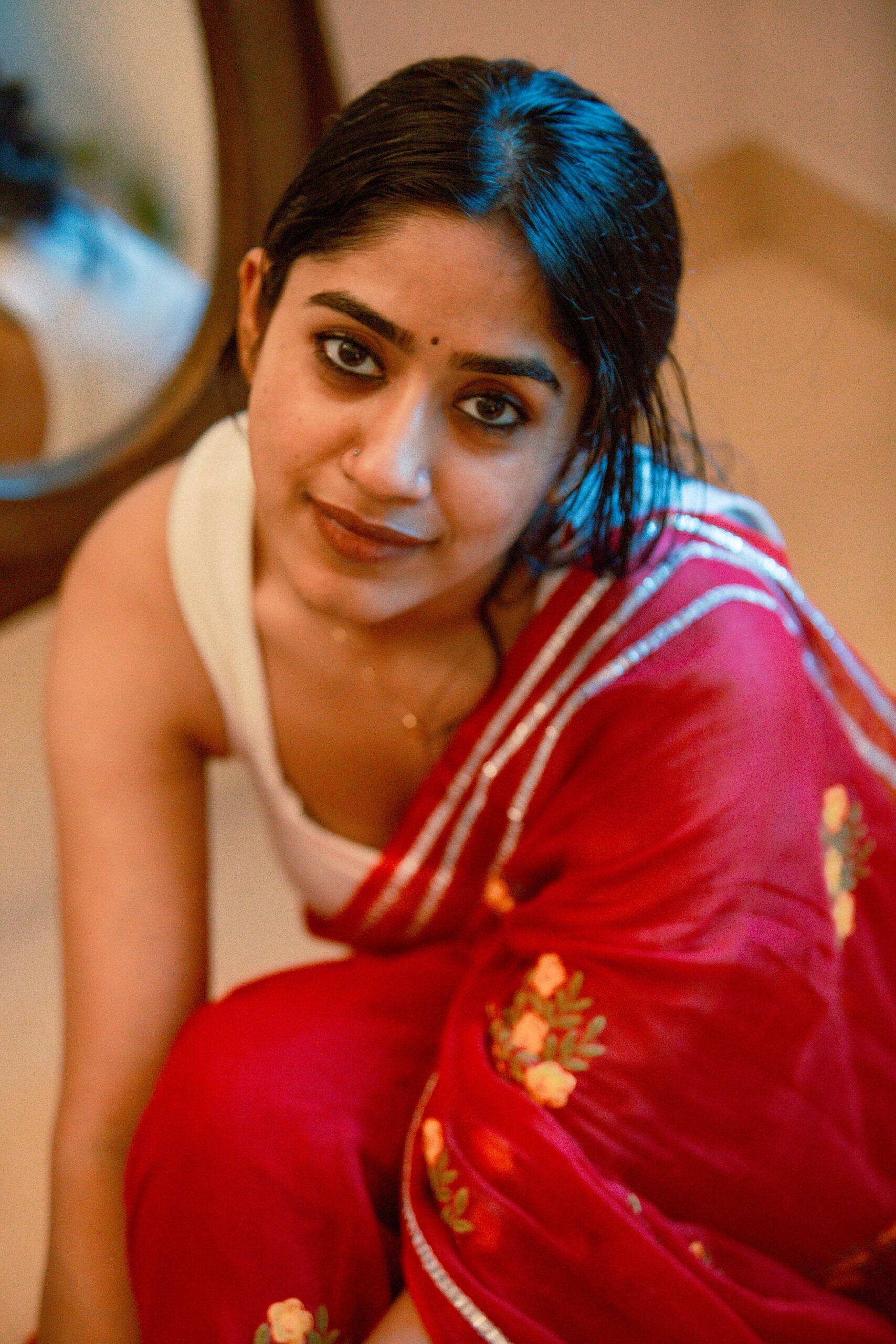 Red Mul Cotton Floral Embroidered Saree - Image 2