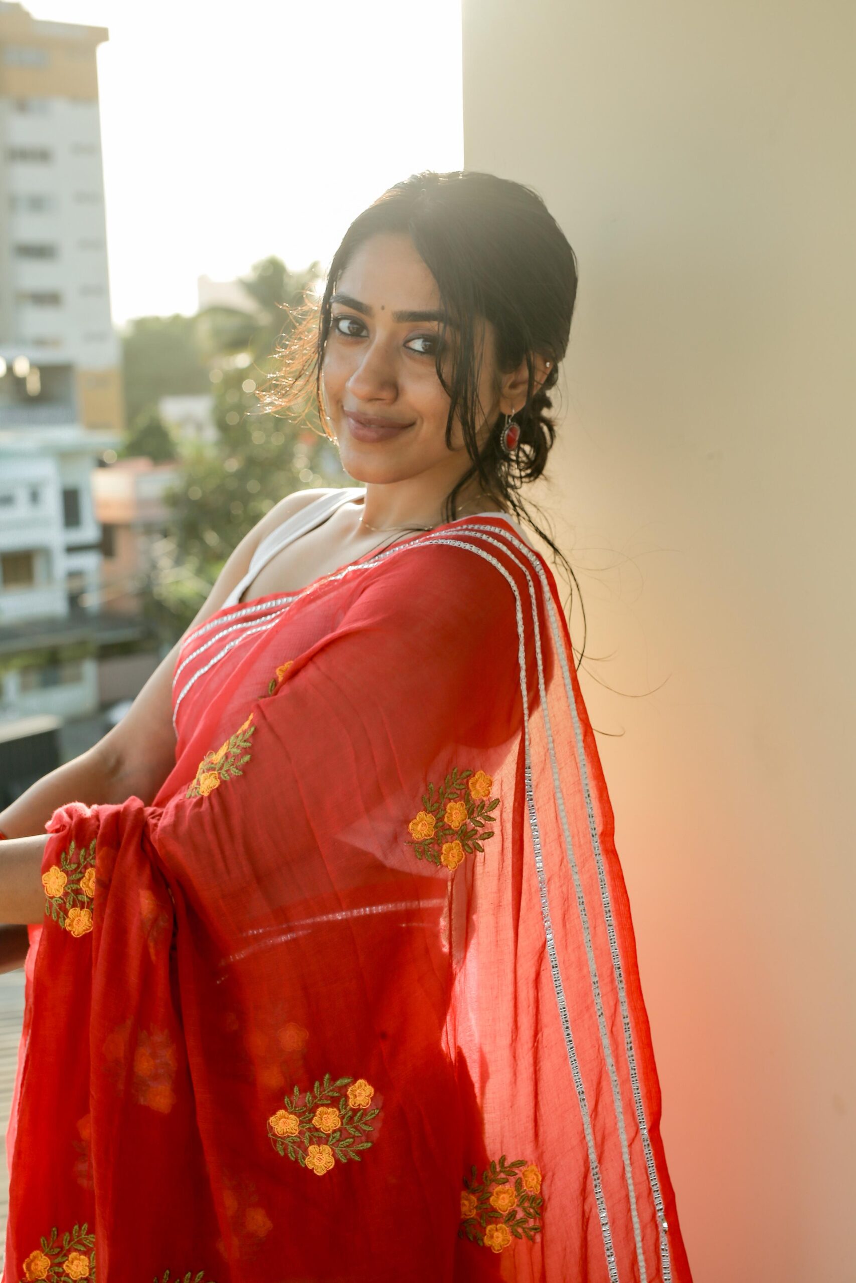 Red Mul Cotton Floral Embroidered Saree - Image 3