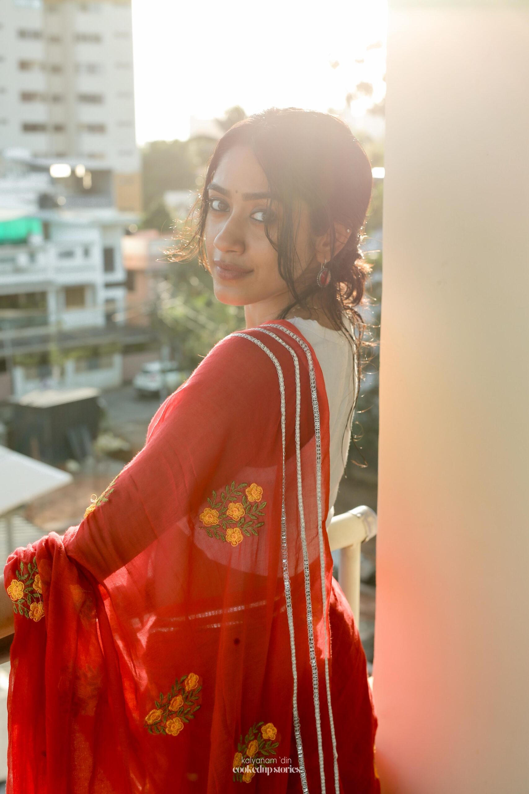 Red Mul Cotton Floral Embroidered Saree - Image 7