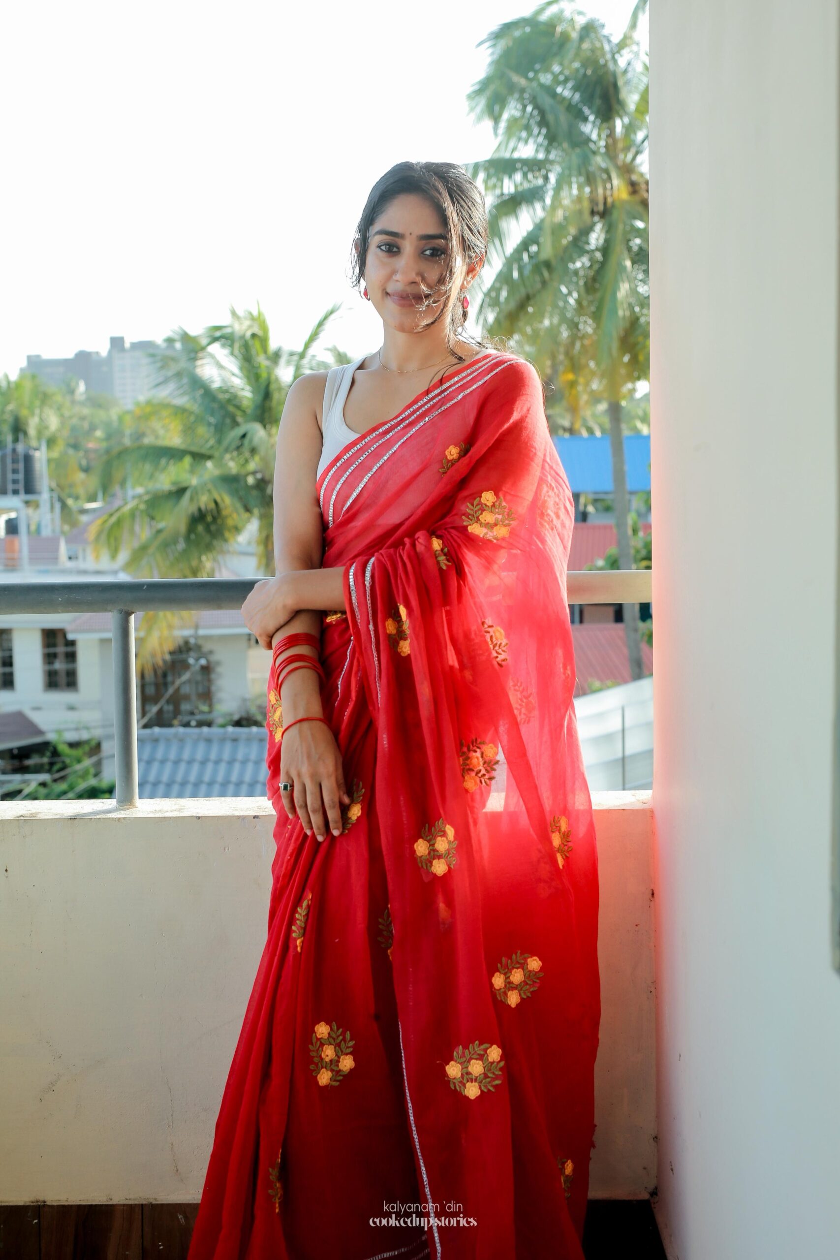 Red Mul Cotton Floral Embroidered Saree - Image 9